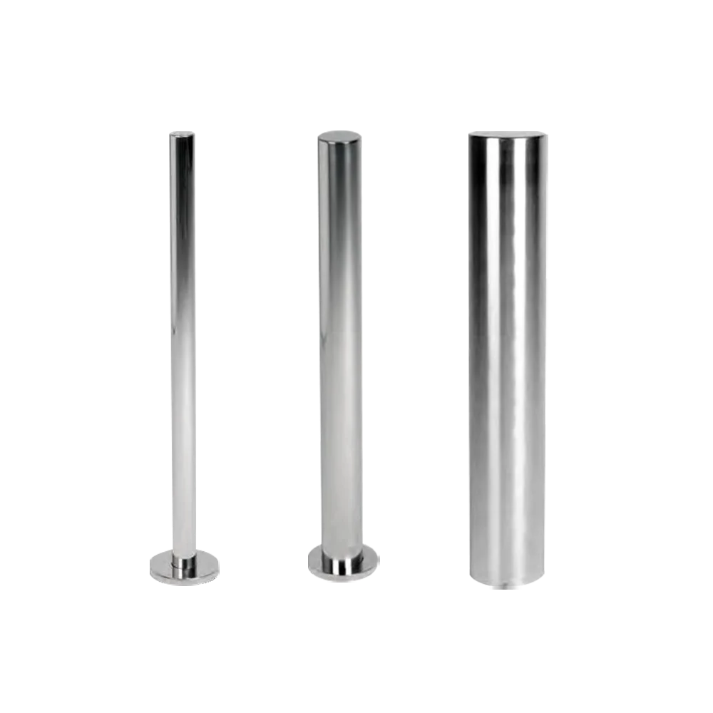 Três Pilaretes para Limitação de Espaços, em aço inox, de diferentes diâmetros, dispostos lado a lado