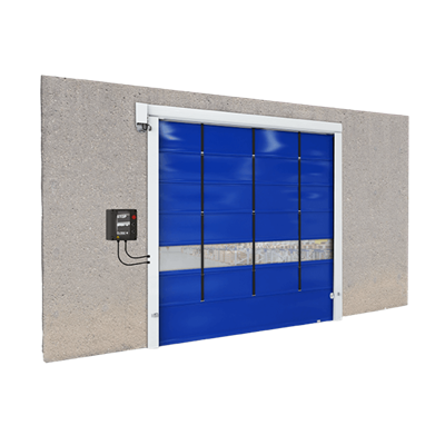 Porta Rápida de Emparelhar 01 de lona azul com travessas de reforço horizontais e mica transparente, instalada em parede