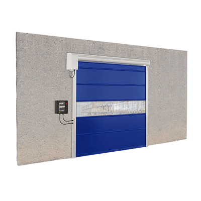 Porta Rápida de Enrolar 04 em lona azul com mica central transparente e motor trifásico instalada numa parede cinzenta