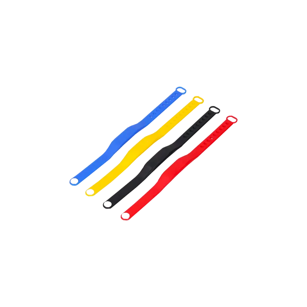 Quatro Pulseiras RFID Ajustáveis em silicone nas cores azul, amarelo, preto e vermelho, dispostas diagonalmente