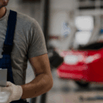 pessoa a realizar inspeção a um automóvel