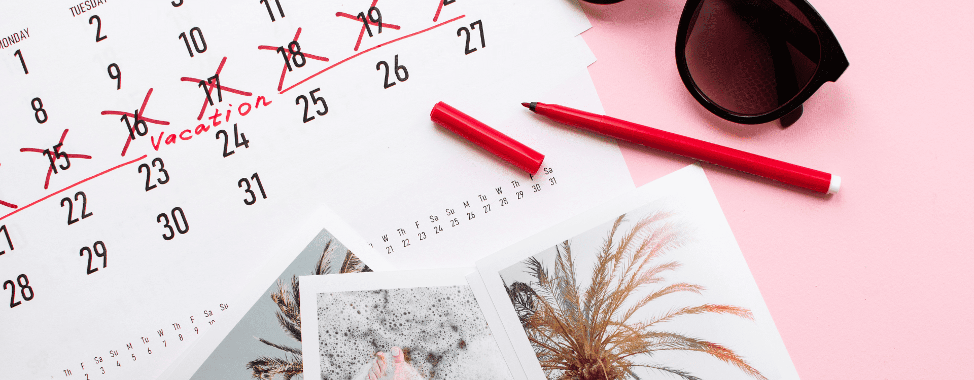 calendário com dias de férias assinalados com fotografias de férias na praia e óculos de sol