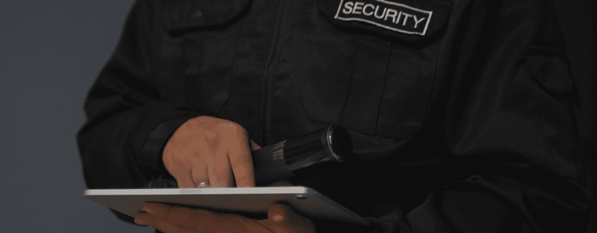 segurança com bastão e tablet para controlo de rondas digital