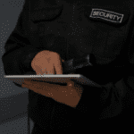segurança com bastão e tablet para controlo de rondas digital